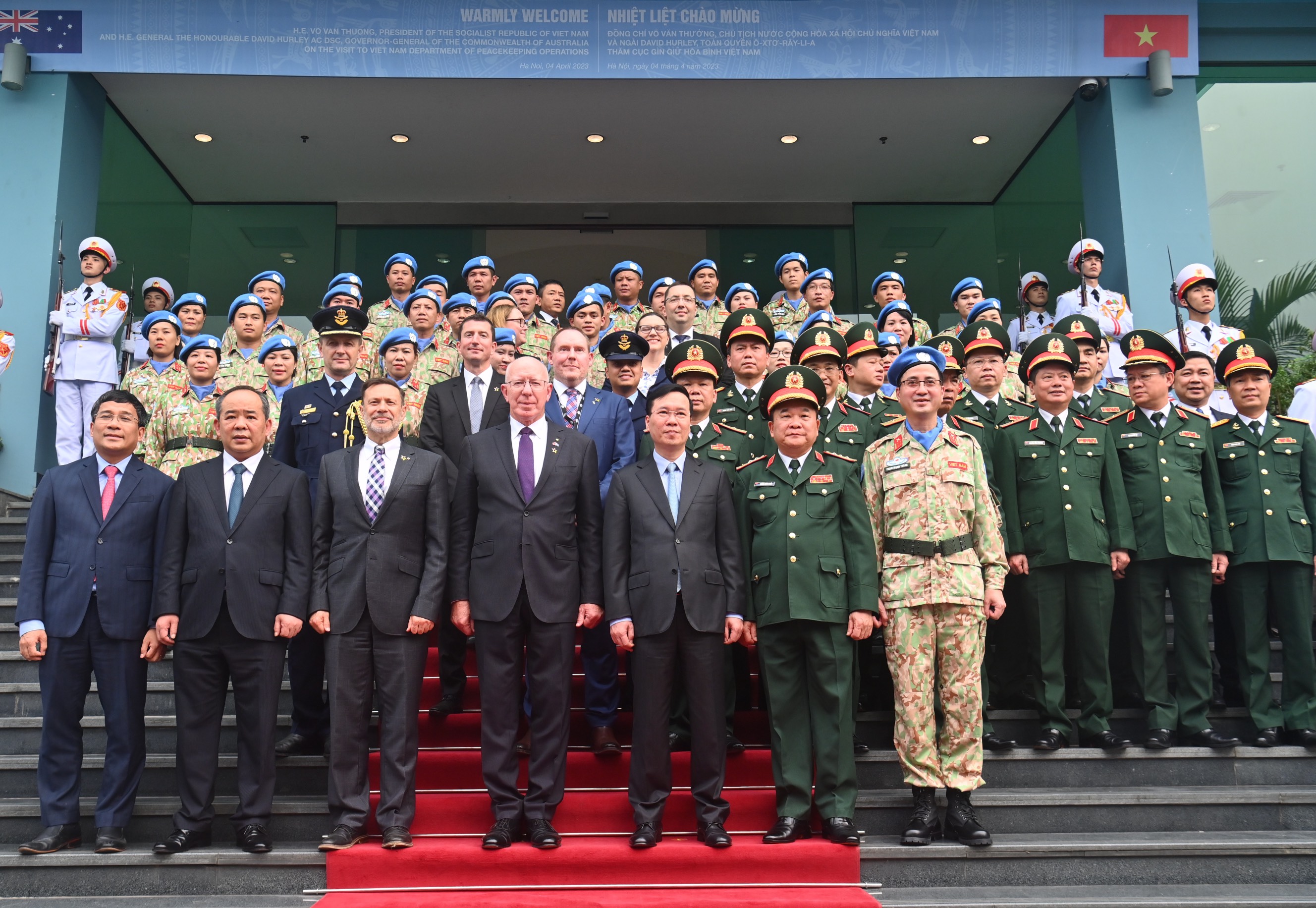 Lãnh đạo Nhà nước Việt Nam và Australia chụp ảnh lưu niệm cùng Lực lượng Gìn giữ hoà bình Việt Nam 
